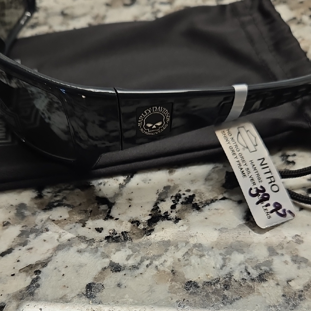 Harley-Davidson Men's Black Wrap Sunglasses with Dark Lenses - Picture 2 of 3